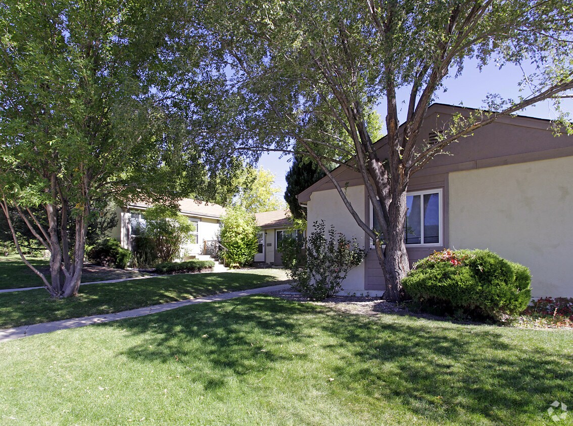Foto del edificio - 409 Glen View Ct