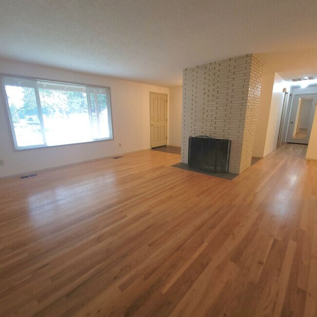 Building Photo - Single-Level Gresham Home / Large Backyard...