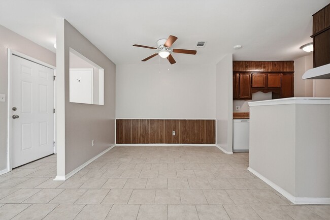 Building Photo - 8160 Stonebrook Dr