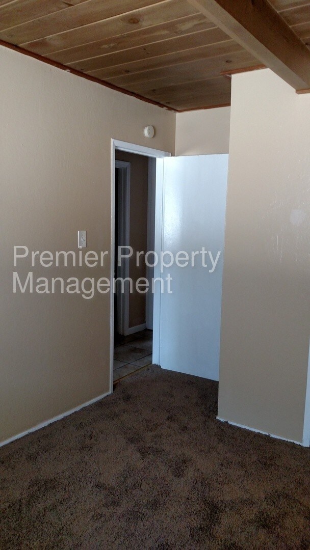 Building Photo - Sunny and bright 2BD/1BR apartment