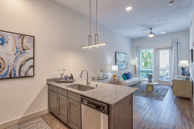 El concepto de vida abierta en su máxima expresión, con un flujo continuo desde la cocina hasta la sala de estar para facilitar el entretenimiento. - Windsor Metro West