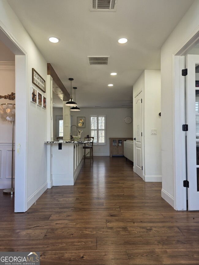 Building Photo - 1121 Vanessa Ave