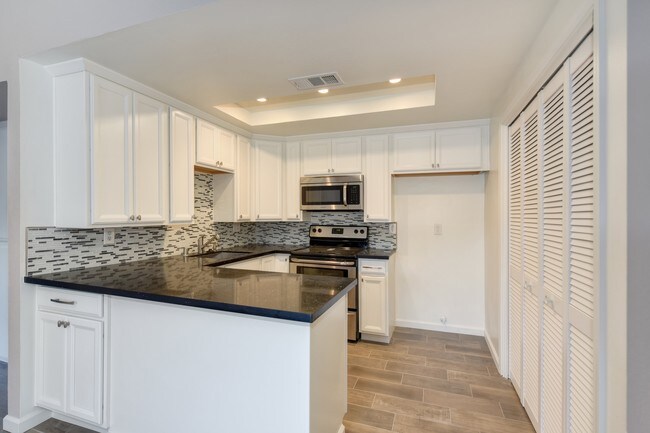 Building Photo - 4813-4815 Suncrest Way