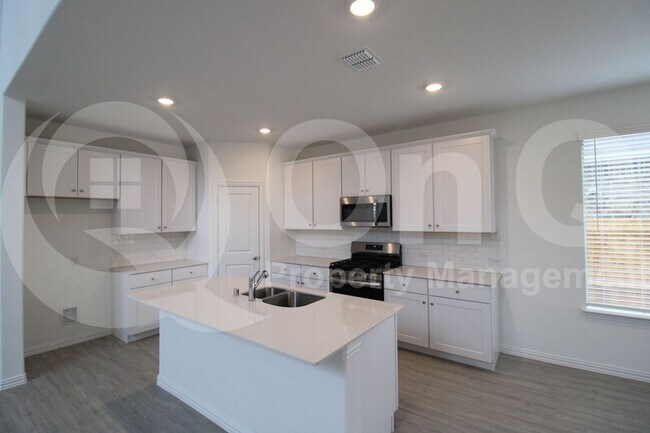 Foto del edificio - 9945 Little Tree Ln
