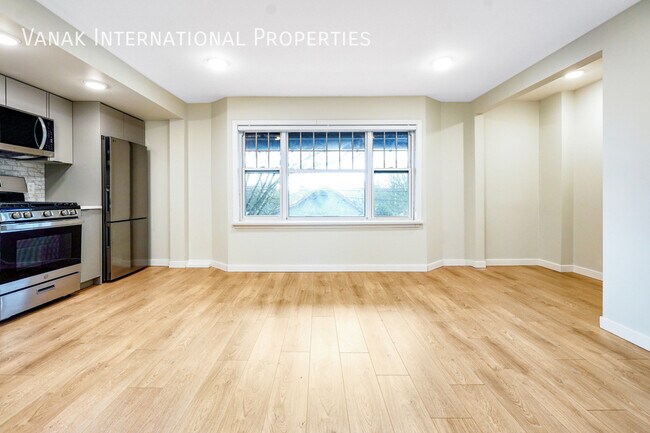 Photo du bâtiment - Luxury Rebuilt 4-Bedroom Upper-Level Suite...