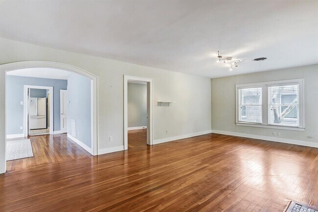 Building Photo - 1720 Albans Rd