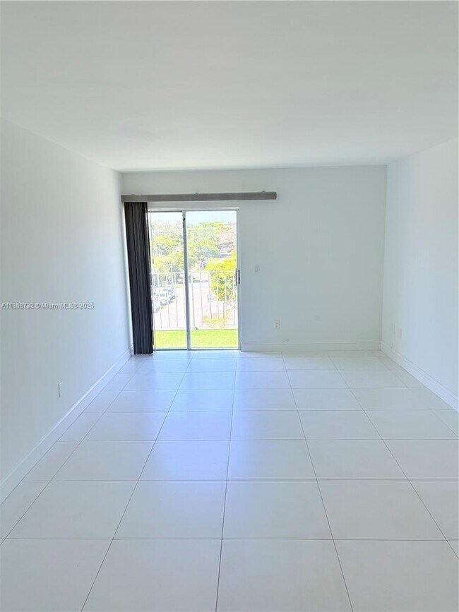 Foto del edificio - 6820 W Flagler St