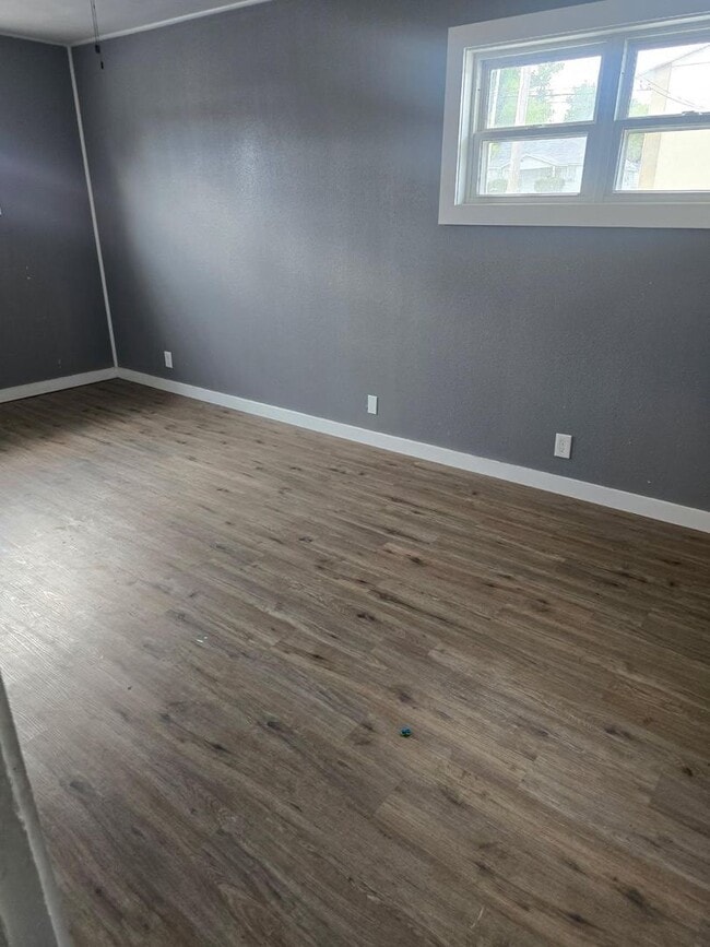 Building Photo - Newly Renovated 2 Bed 1 Bath