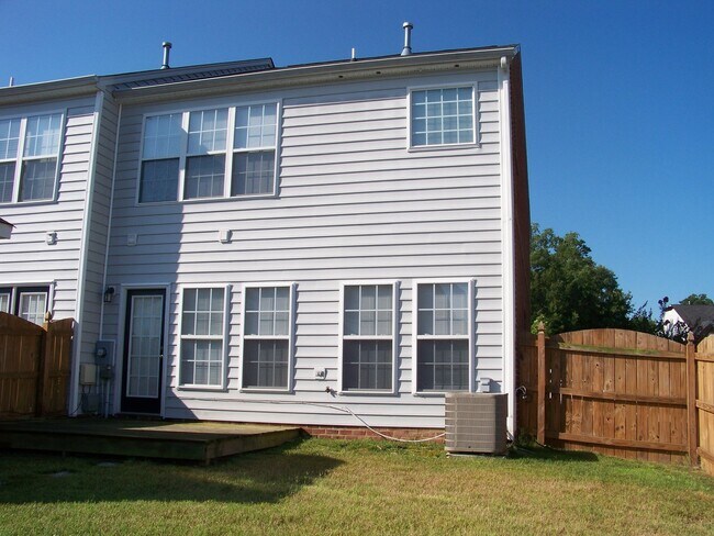 Foto del edificio - Spacious End Unit Town Home in Glen Allen