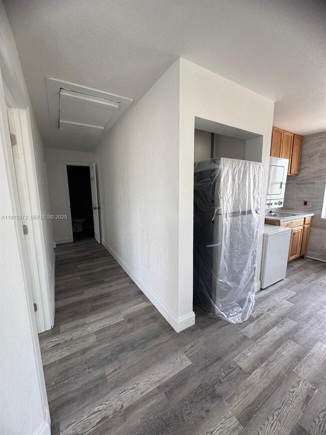 Building Photo - 46 S Oleander Ave