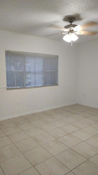Foto del edificio - 2430 Centergate Dr