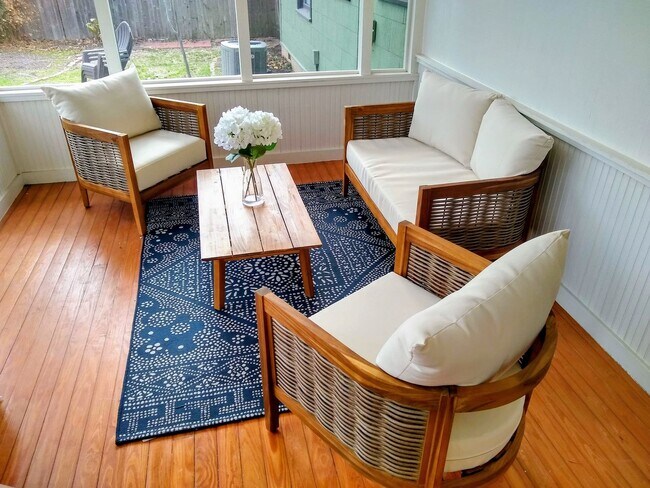 Building Photo - Unique 3 bedroom, 1 bathroom home in Crest...