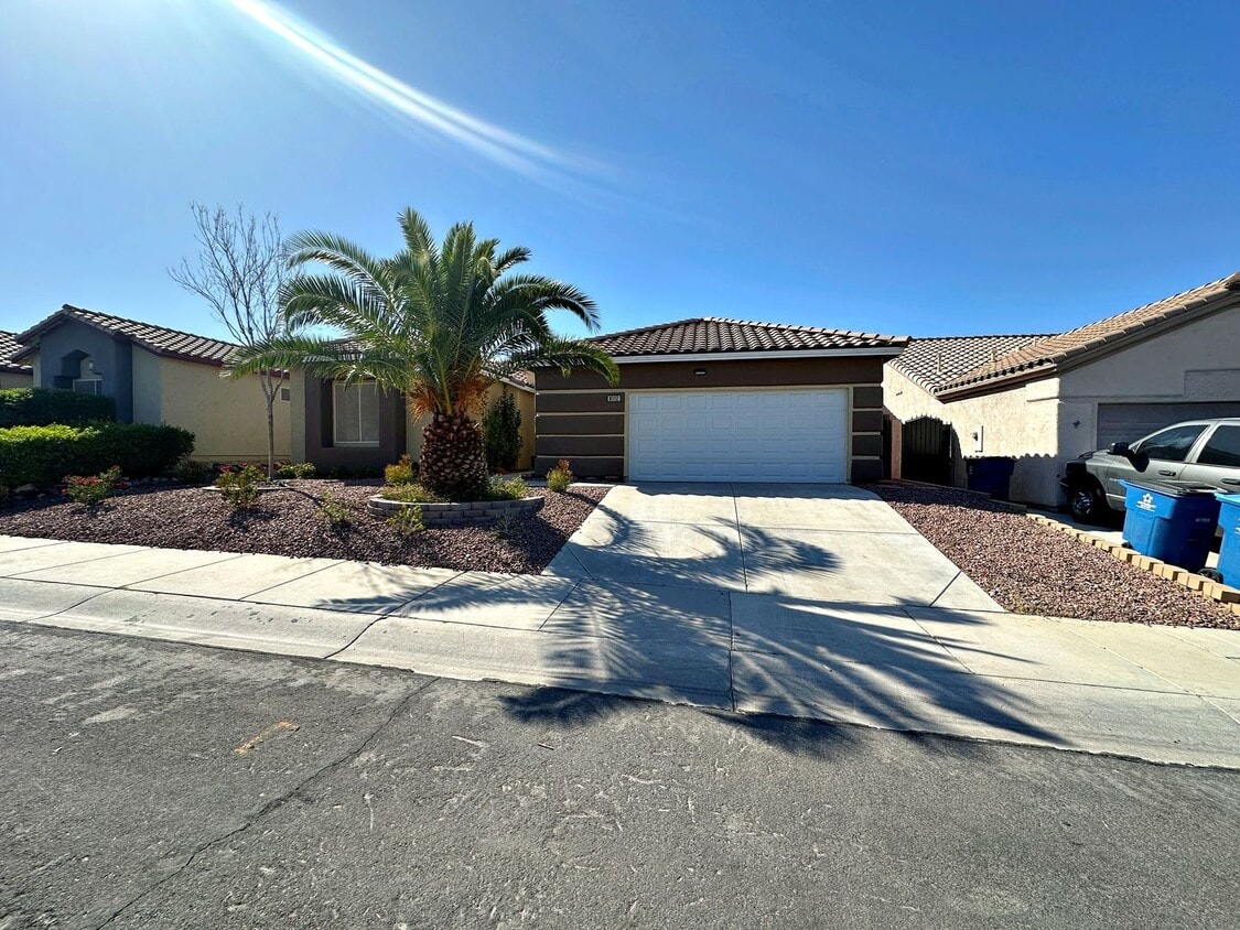 Primary Photo - SINGLE STORY 3 BEDROOM IN NORTHWEST CENTEN...