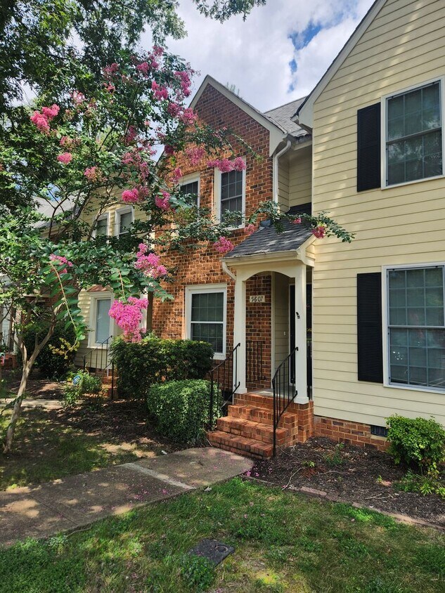 Foto principal - Townhouse Convenient to Chesterfield Court...
