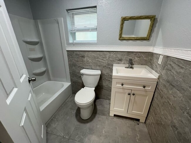 Building Photo - 701 Tropic St