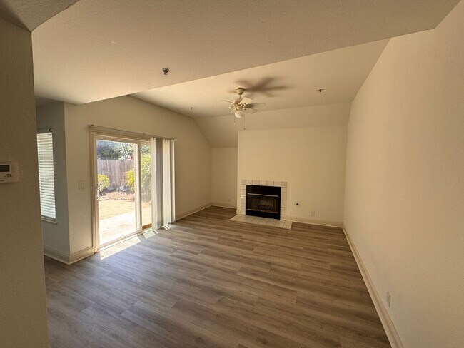 Building Photo - Updated 3 Bedroom Home in North Salinas