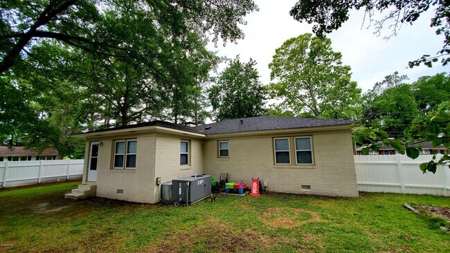 Building Photo - 2200 Jefferson Dr