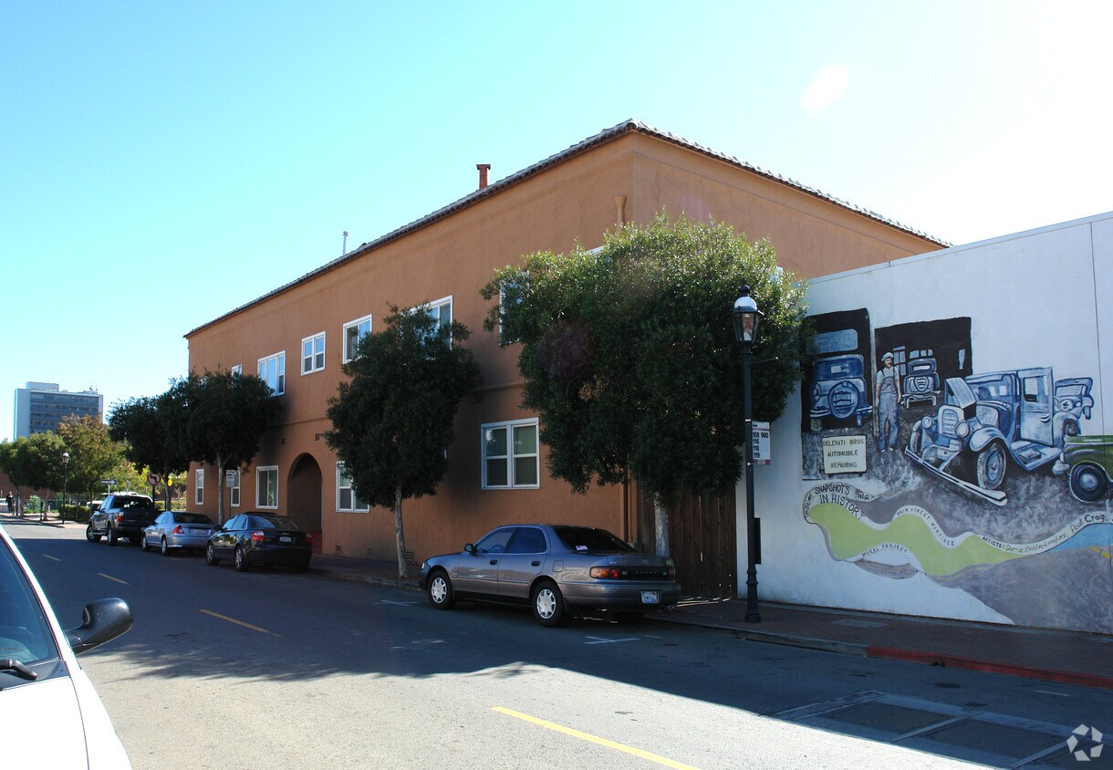 Building Photo - 600 Castro St