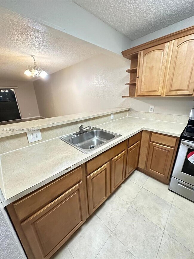 Foto del edificio - 8540 N Sherman Cir