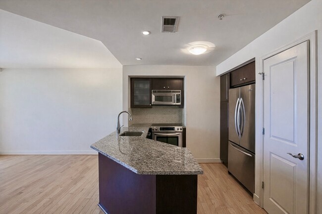 Building Photo - 675 S President St