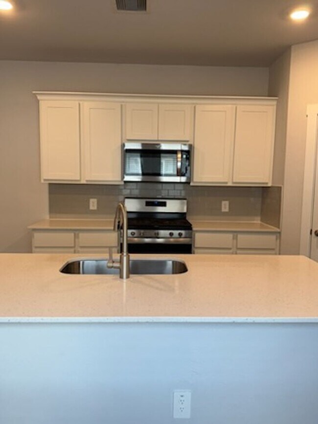 Building Photo - 3 Bedroom, 2 Bath in Midtown Subdivision C...