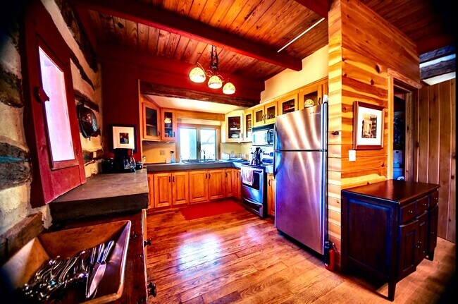 Foto del edificio - Stonecutters is a beautiful 1BR, 1 Ba cabi...