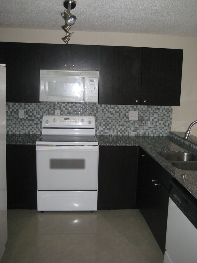 Building Photo - 3730 SW 60th Ave