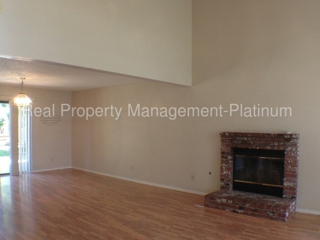 Foto del edificio - 675 N Claremont Ave