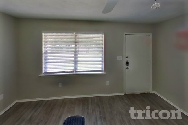 Foto del edificio - 3221 Edgebrook Dr
