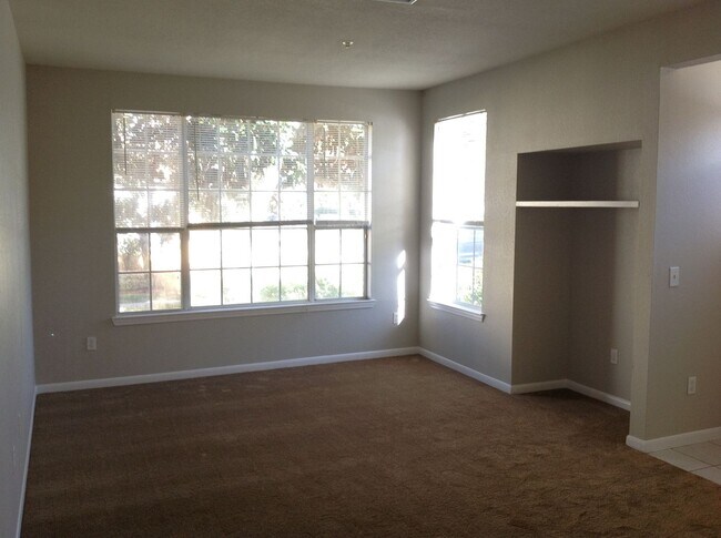 Building Photo - Move-in Ready first floor 2/2 Condo in Lee...