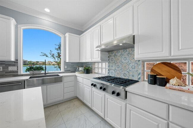 Building Photo - 5934 Stratford Gardens Dr