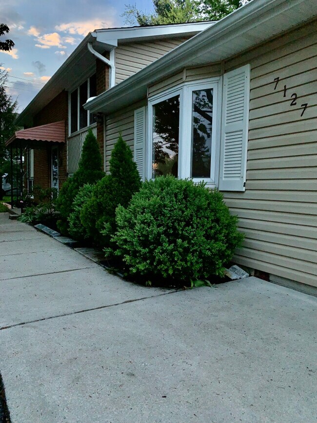 Jardín delantero - 7127 Boston State Rd