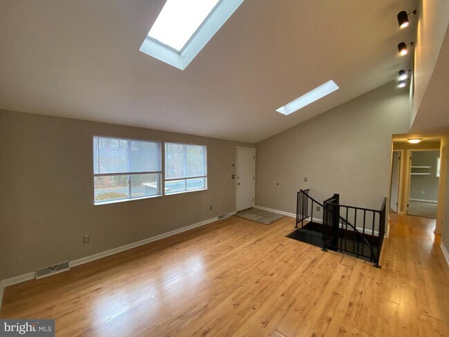 Building Photo - 803 Laverne Dr