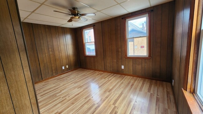 Building Photo - 908 Fallowfield Ave