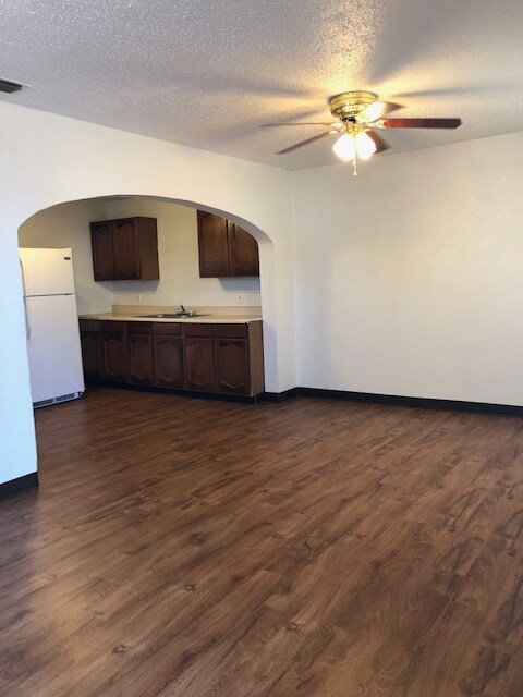 Building Photo - 820 S Avenue A