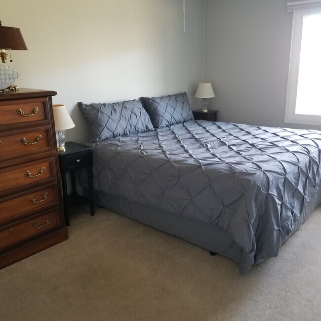 bedroom - 10750 Rockford Rd