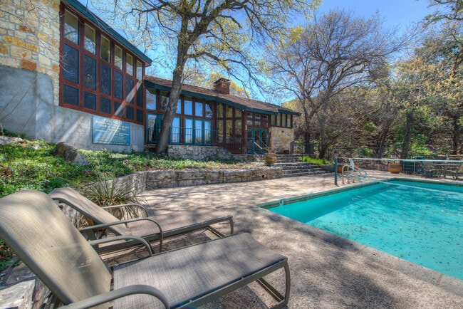 Building Photo - AVAILABLE JUNE: Rare NW Hills Condo - 1 be...
