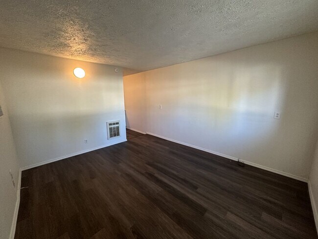 Building Photo - 437 W Crowley St