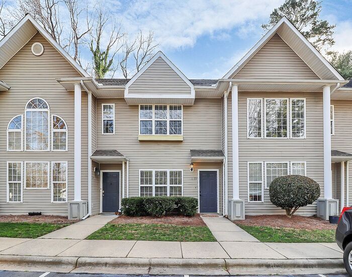 Foto principal - Renovated 2BD/2.5BA Townhome in Charlotte!