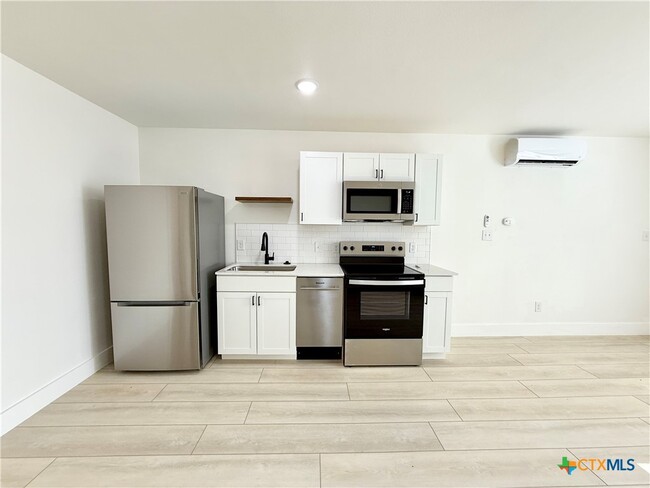 Foto del edificio - 2204 W San Antonio St