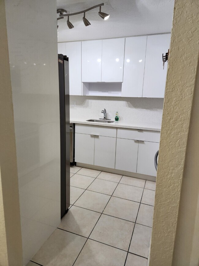 Foto del edificio - 9950 N Kendall Dr