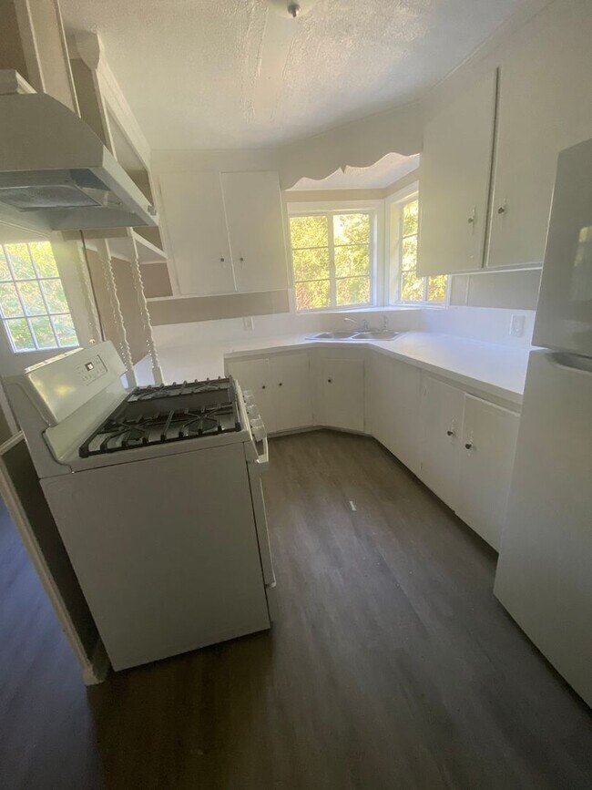 Building Photo - Charming 4-Bedroom Home with Beach Vibes!
