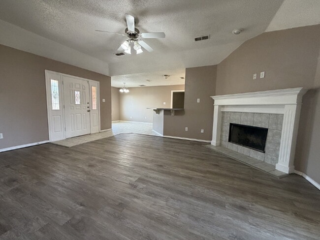 Building Photo - "Charming 3-Bed, 3-Bath Home in Lubbock – Spacious 1,575 Sq Ft Retreat!"