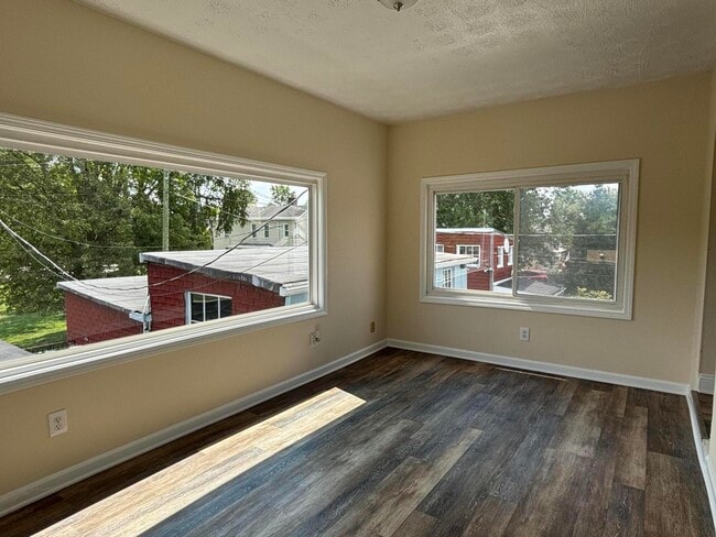 Building Photo - 35 Ash St