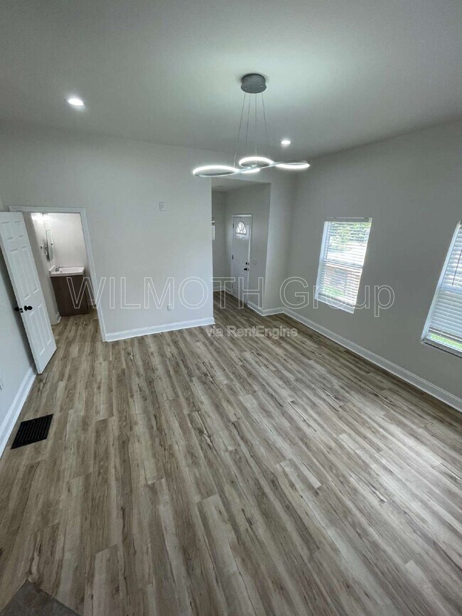 Building Photo - 1126 Villa Ave
