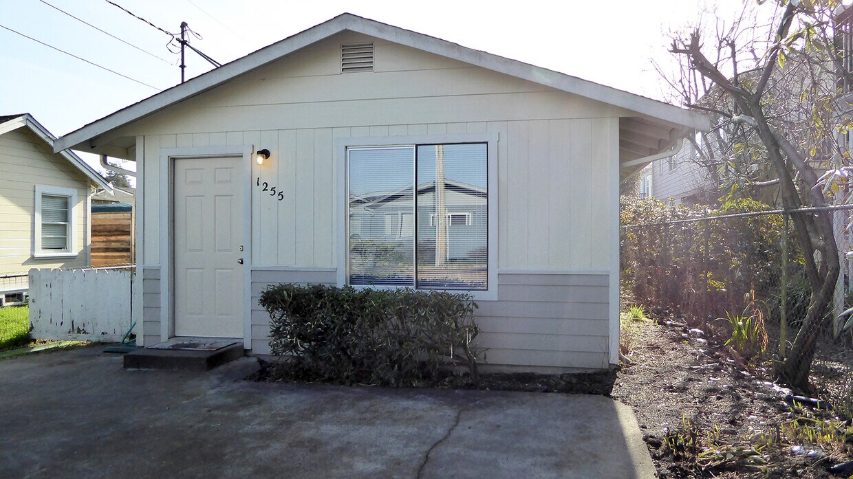 Primary Photo - 1255 McMahan St