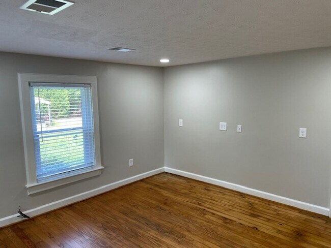 Building Photo - Adorably Remodeled and Ready for Move In!