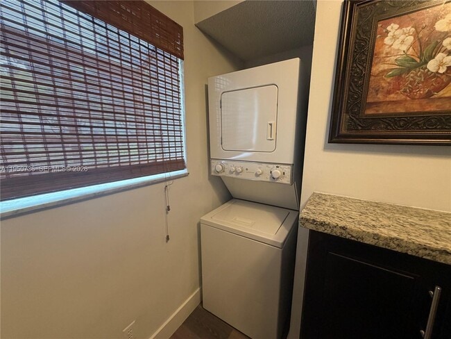 Building Photo - 300 Gardens Dr