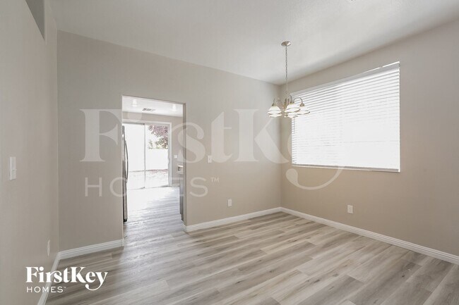Foto del edificio - 8717 W Rochelle Ave