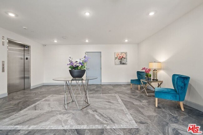 Foto del edificio - 1832 S Barrington Ave